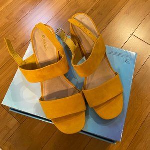 Old Navy Mustard Heeled Sandals Sling Back Size 10 suede
